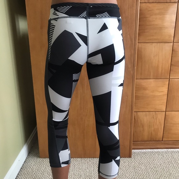 Under Armour Other - UNDER ARMOUR Girls Black/ White Geometric Leggings